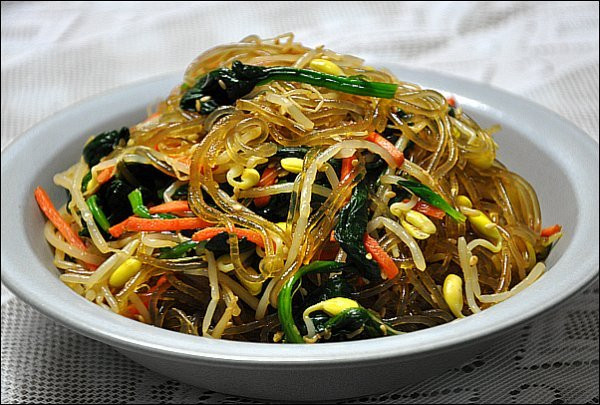 Xào nguyên liệu cho món Japchae